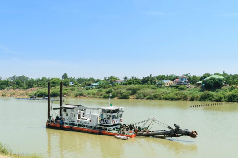 5 Signs You Need a Dredger Boat for Your Next Project